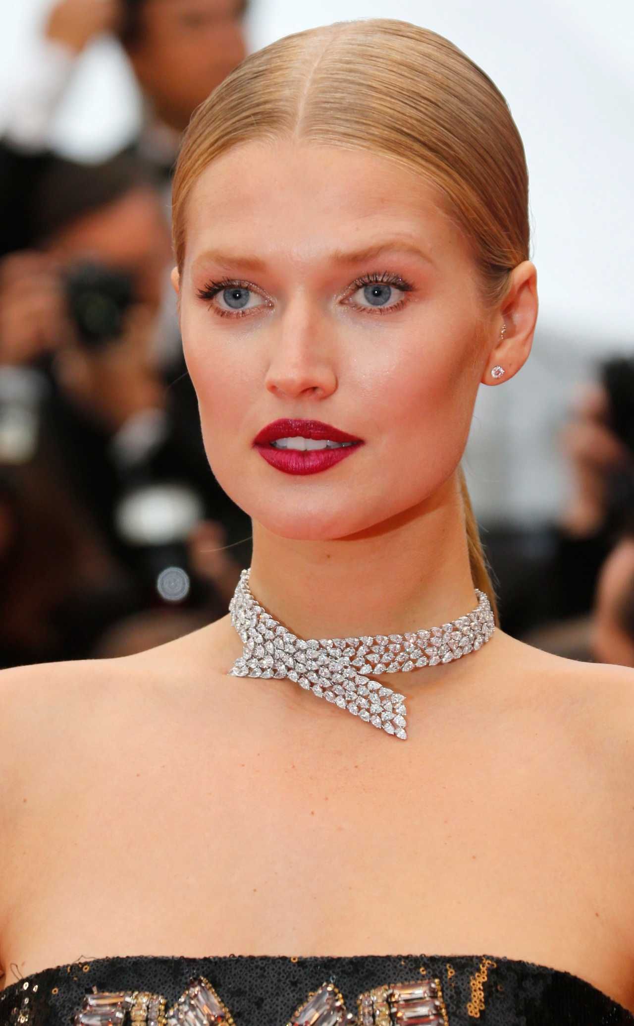 แต่งหน้าได้เนียบกริบ รับกับโครงหน้าที่มากกว่าเฉี่ยว สร้อยคอเรียบหรูดูโก้ ใครที่โดนกล่อมว่า ต้องหน้าเรียววี จึงจะเรียกว่าสวยเท่านั้น คิดใหม่ได้นะ ดูจากสุดยอดนางแบบคนนี้ได้ เป็นตัวอย่าง 