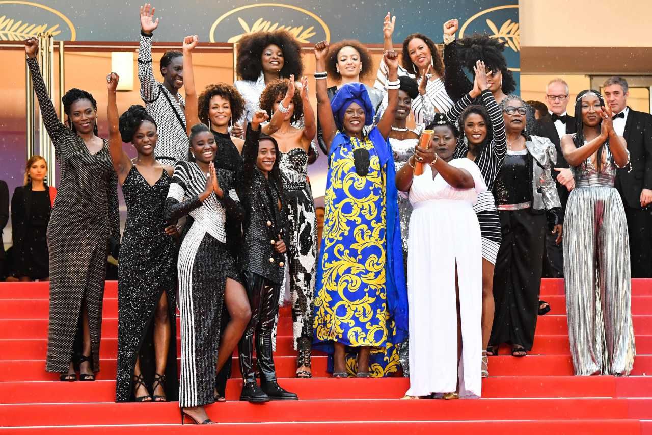 อยากเด่นสุด ต้องแทรกตัวอยู่ตรงกลางไว้ก่อนเลย 