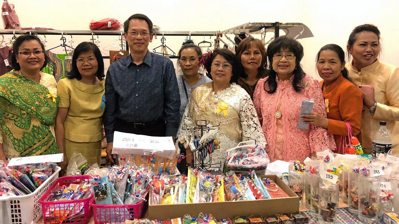 สร้างกุศล ยุพาพร เสือกุล ประธานกลุ่มไทยโซโลทูน ประเทศสวิตเซอร์แลนด์ พร้อมเพื่อนๆจัดงานการกุศล นำรายได้มอบถวายแก่ วัดพุทธาราม เมืองวาร์บวร์ก เยอรมนี มี จักรี ศรีชวนะ ออท. ณ กรุงเบิร์น ร่วมงาน.