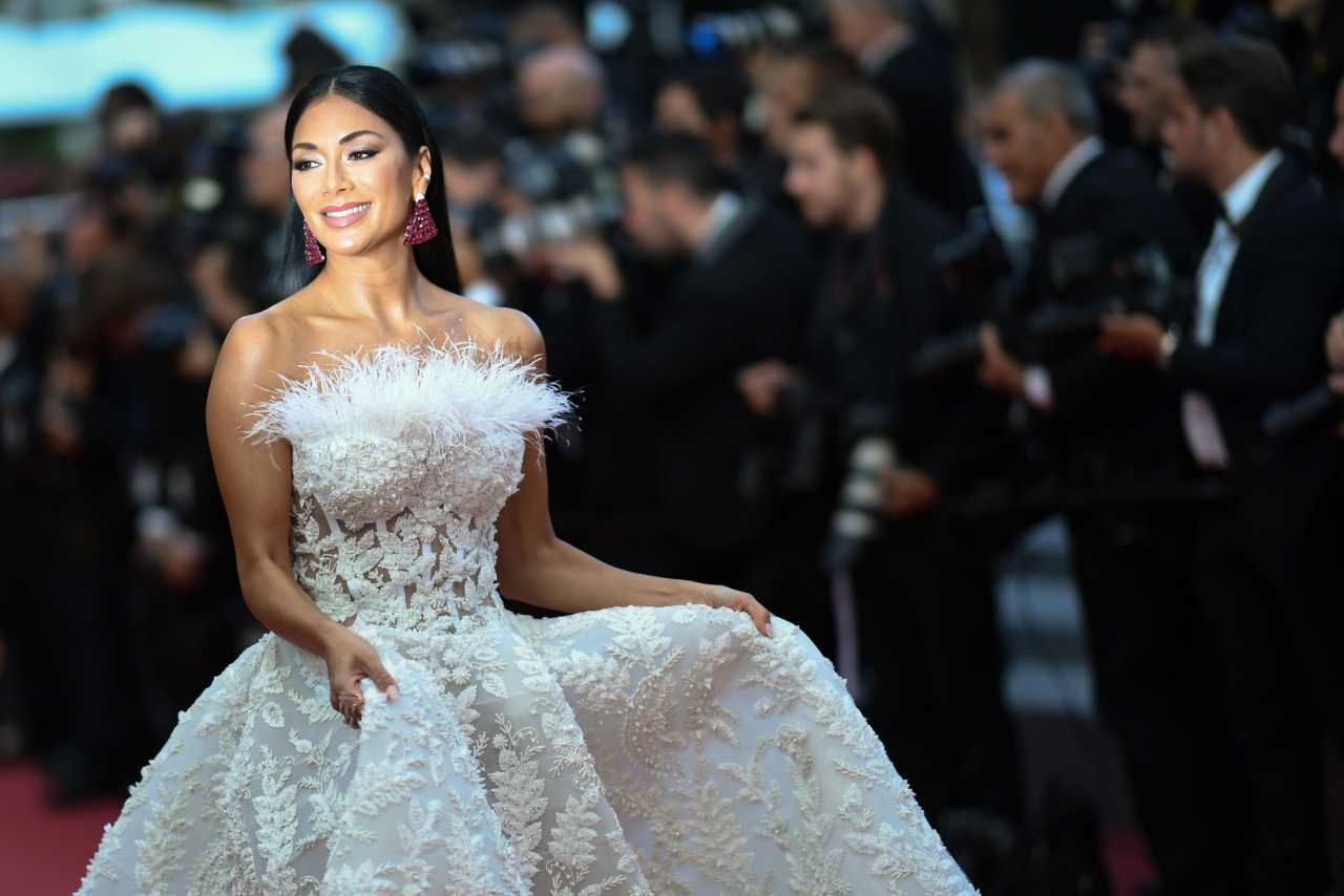 สาดมาเลย สาดมาเต็ม สาดแสงแฟลชมาให้หมด นางยินดีต้อนรับหมด 