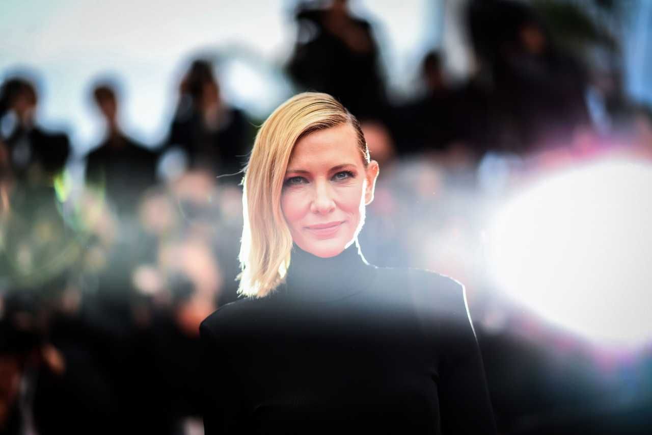 จบนะ! เคท บลันเชตต์ ในลุคของ Givenchy Haute Couture กระโปรงสลับสีสดทิ่มตาแตกไปแล้ว  