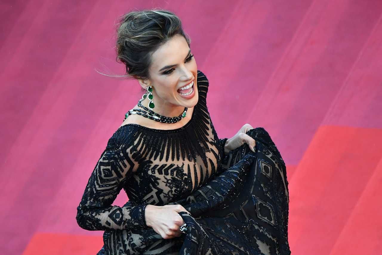 หลบๆ นางกำลังพุ่งเข้าโรงหนัง 