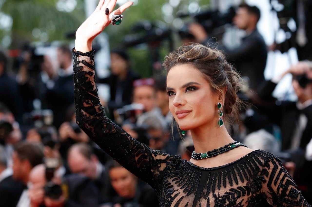 เผ็ดกว่าพริกร้อยเม็ด อเลสซานดร้า แอมโบรซิโอ้  นางฟ้าจาก วิคตอเรีย ซีเคร็ท สะกดทุกสายตาด้วยชุดเด่นของ Zuhair Murad Spring 2018 Couture 