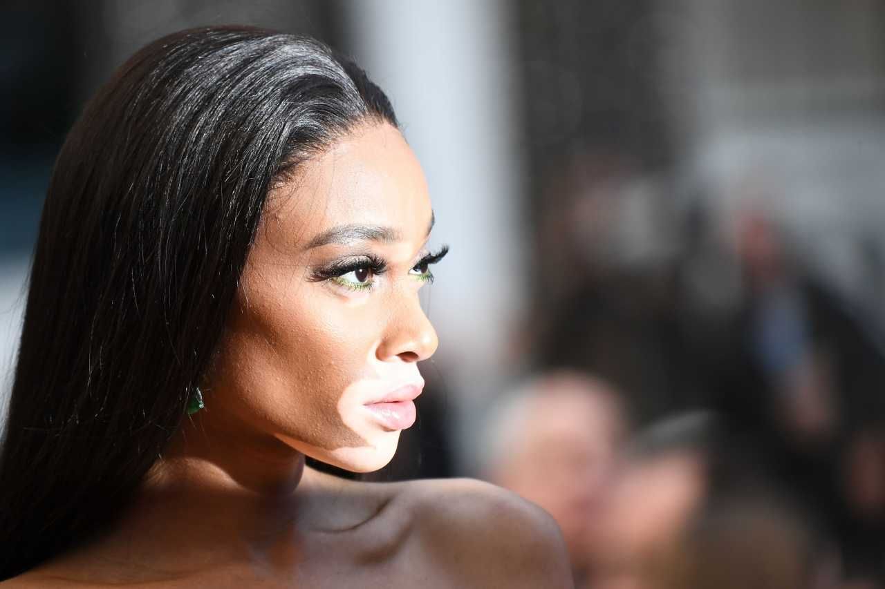 ยอมใจช่างแต่งหน้า ในส่วนของเปลือกตาล่าง บรรจงเลือกสีเขียวที่เข้ากับชุดเขียวจัด 