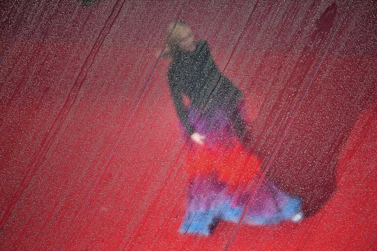 สะพรึงมั้ยล่ะ? ขนาดเห็นแค่ลางๆ ยังรับรู้ได้ถึงความเป็นนางพญาพรมแดงของ เคท บลันเชตต์