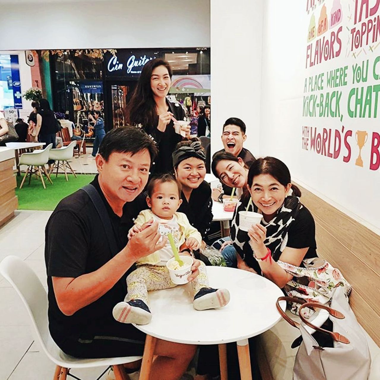 สาวน้อยที่อยู่หน้าสุดนี่แหละที่ชื่อ 'น้องอัญชัน' หัวใจของครอบครัว