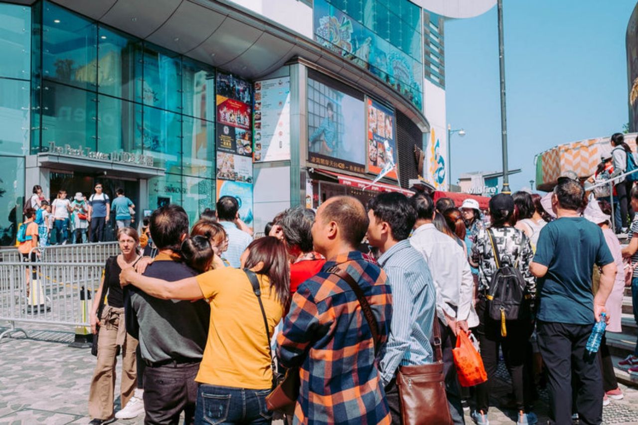 นักท่องเที่ยวรอขึ้นรถราง Peak Tram เพื่อชมวิวพาโนรามาที่สวยที่สุดจากยอดเขา Victoria Peak ของเกาะฮ่องกง