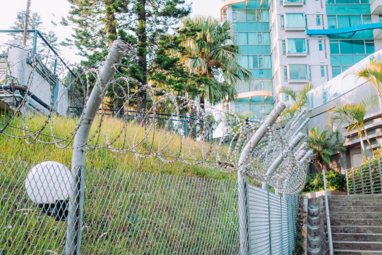 ละแวกนี้มีการรักษาความปลอดภัยที่แน่นหนา ทุกอพาร์ตเมนต์จะมีรั้วลวดหนาม และมีป้อมยามรักษาความปลอดภัยอยู่ด้วย