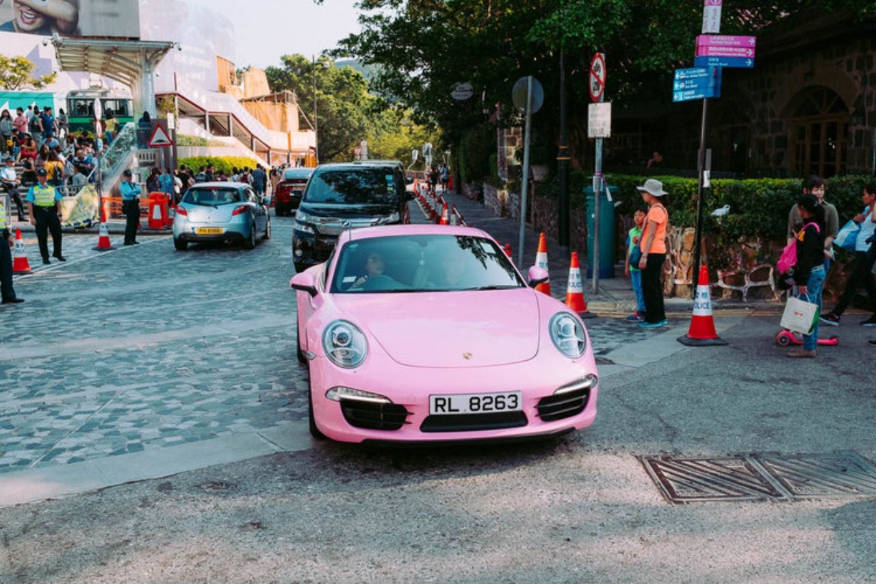 ย่านนี้ถือเป็นอีกย่านที่มีรถหรูวิ่งไป-มามากที่สุด ไม่ว่าจะเป็น Porsches, Bentleys, และ Mercedes-Benzes