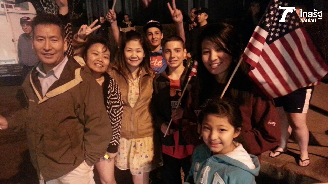 ประชาชนย่าน  Watertown ธงชาติ แสดงความยินดี ภายหลังจับคนร้ายได้ ( ภาพจากเจ้าของเรื่องถ่ายเอง )