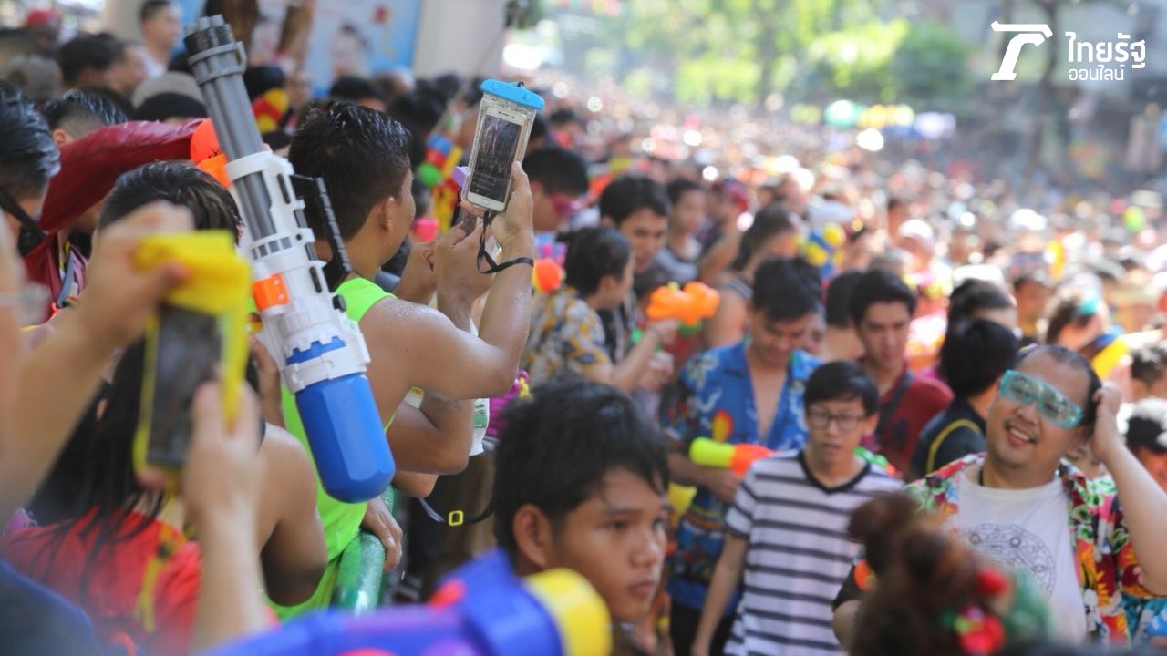 ประชาชนทุกเพศทุกวัย นักท่องเที่ยวต่างชาติ ร่วมเล่นน้ำสงกรานต์ด้วยความคึกคัก