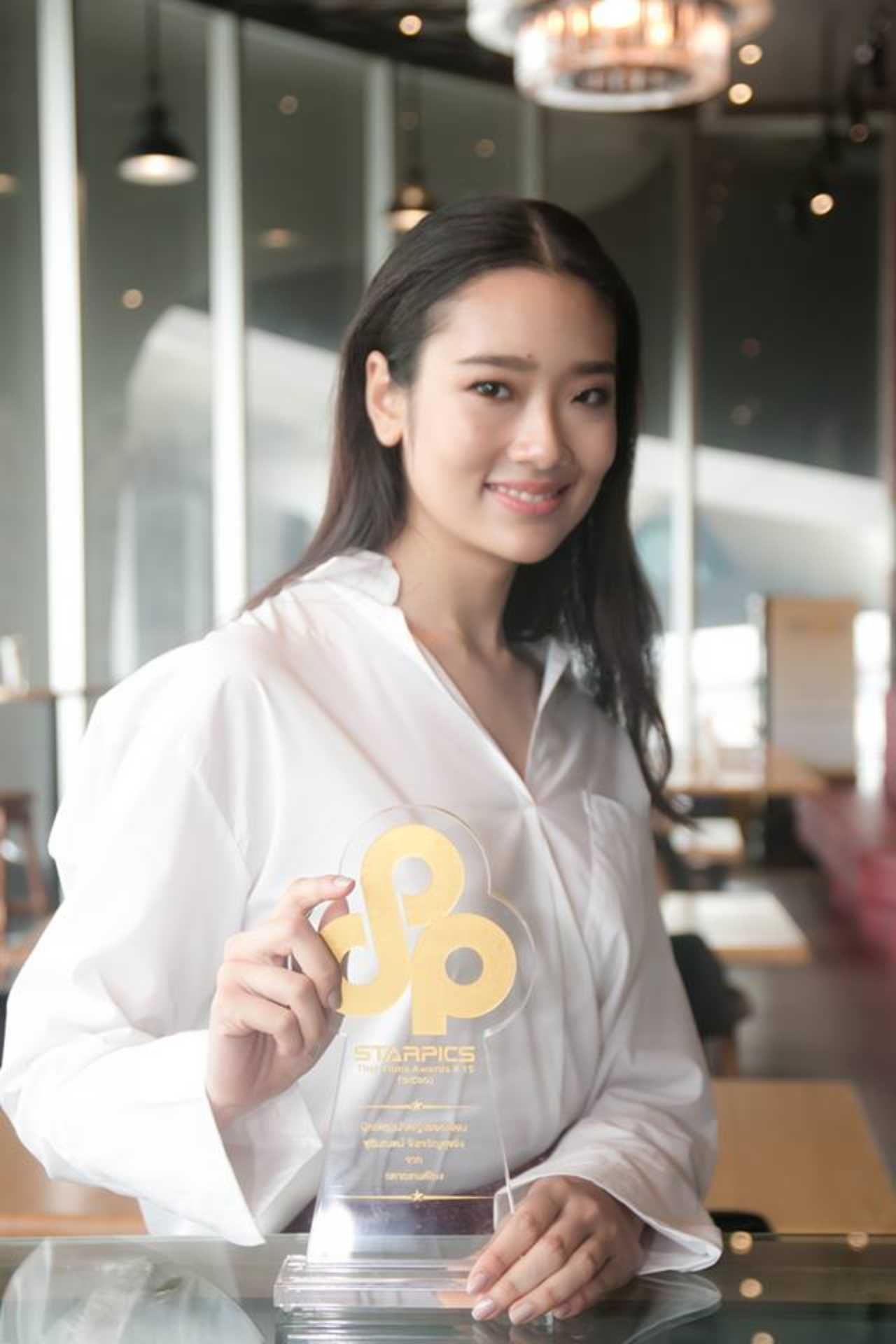 สตาร์พิคส์ไทยฟิล์มอวอร์ด Starpics Thai Film Awards 2560 รางวัลนักแสดงนำหญิงยอดเยี่ยม ออกแบบ ชุติมณฑน์ จึงเจริญสุขยิ่ง จาก ฉลาดเกมส์โกง  