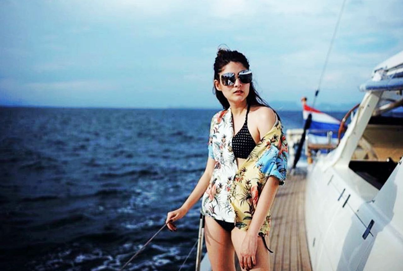 ภายใต้เสื้อฮาวาย มาร์กี้แอบแซ่บด้วยบิกินีตัวจิ๋วสีดำลายจุด