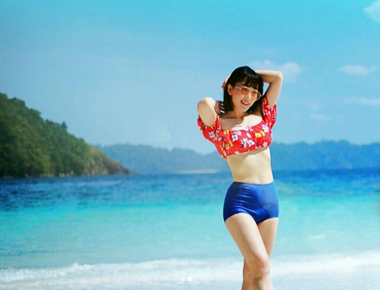 ตู่ ปิยวดีแอบเซ็กซี่วินเทจนิดๆ กับเสื้อครอปแขนตุ๊กตา ตัดกับท่อนล่างสีน้ำเงินและผิวขาวๆ ได้ดีจริงๆ 