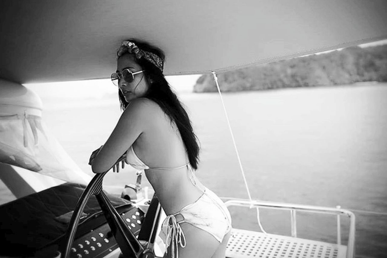 แพง ชนิดาภา นุ่งบิกินี ขับเรือเก๋ๆ อวดก้นเล็กน้อย