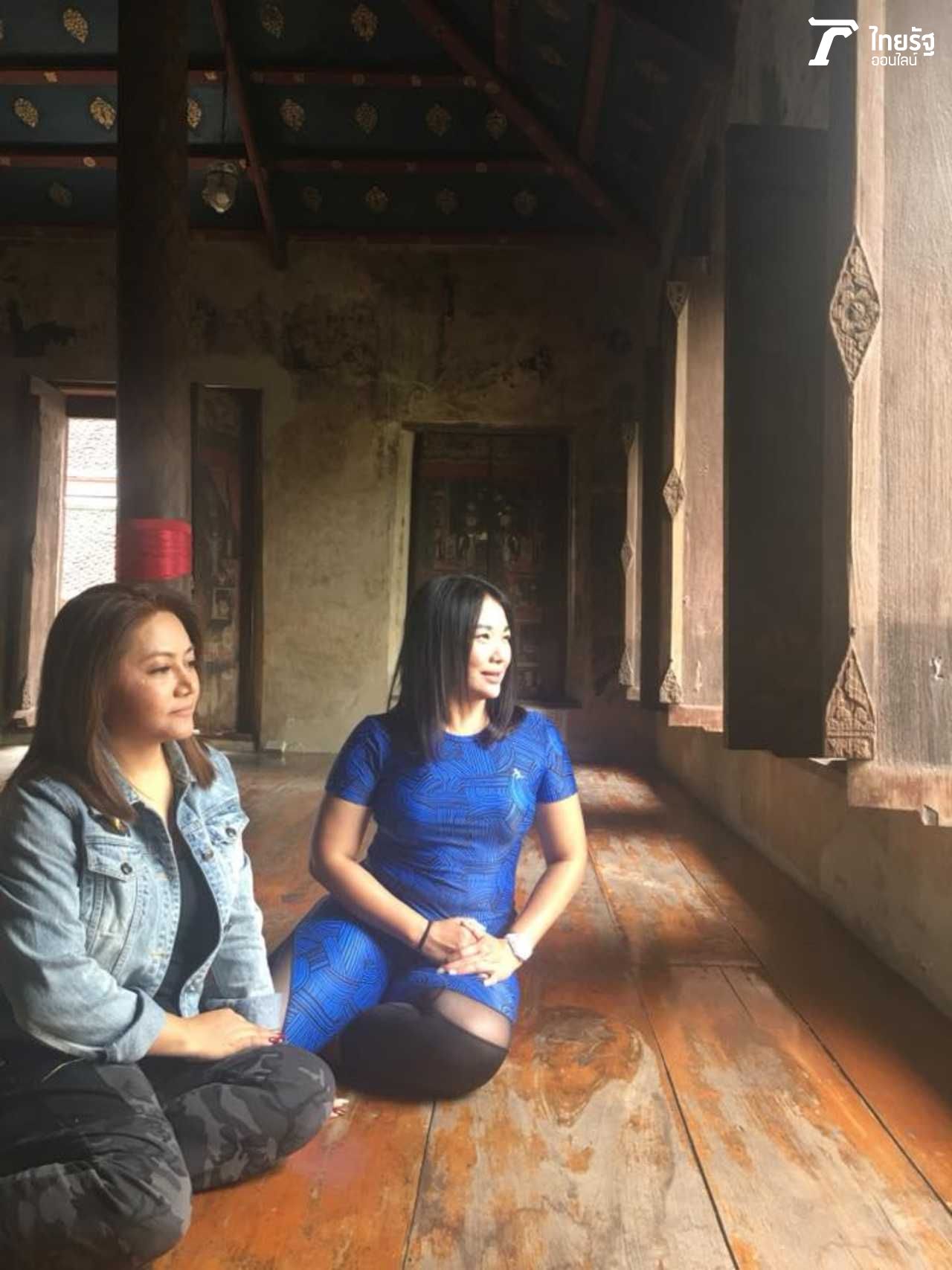 (เสื้อน้ำเงิน) ผิง สุภาวดี นักธุรกิจสาวใจบุญที่มาร่วมสร้างศาลาริมน้ำ