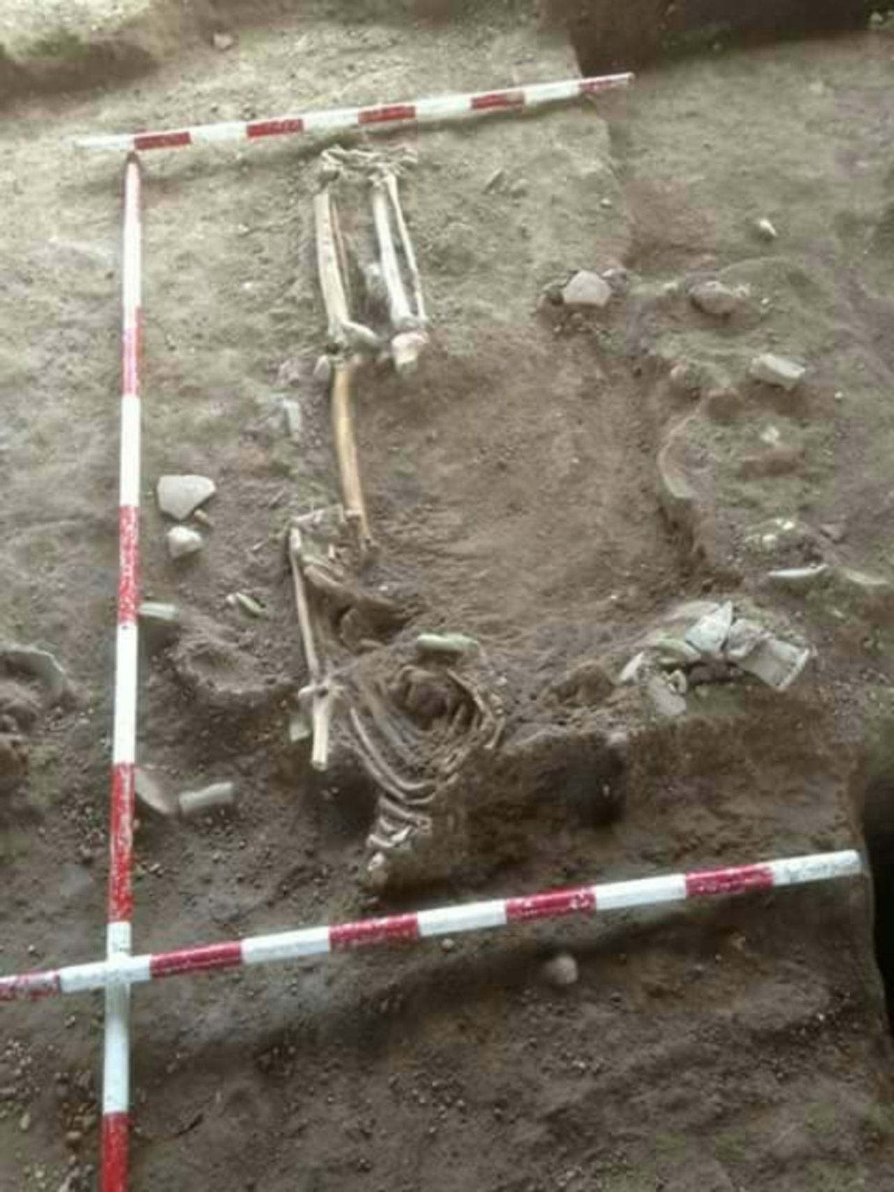 สภาพโครงกระดูก จากฐานโบสถ์ทิศตะวันออก มองไปทางปลายเท้า หันศีรษะเข้าหาฐานโบสถ์ ไปทางทิศตะวันตก