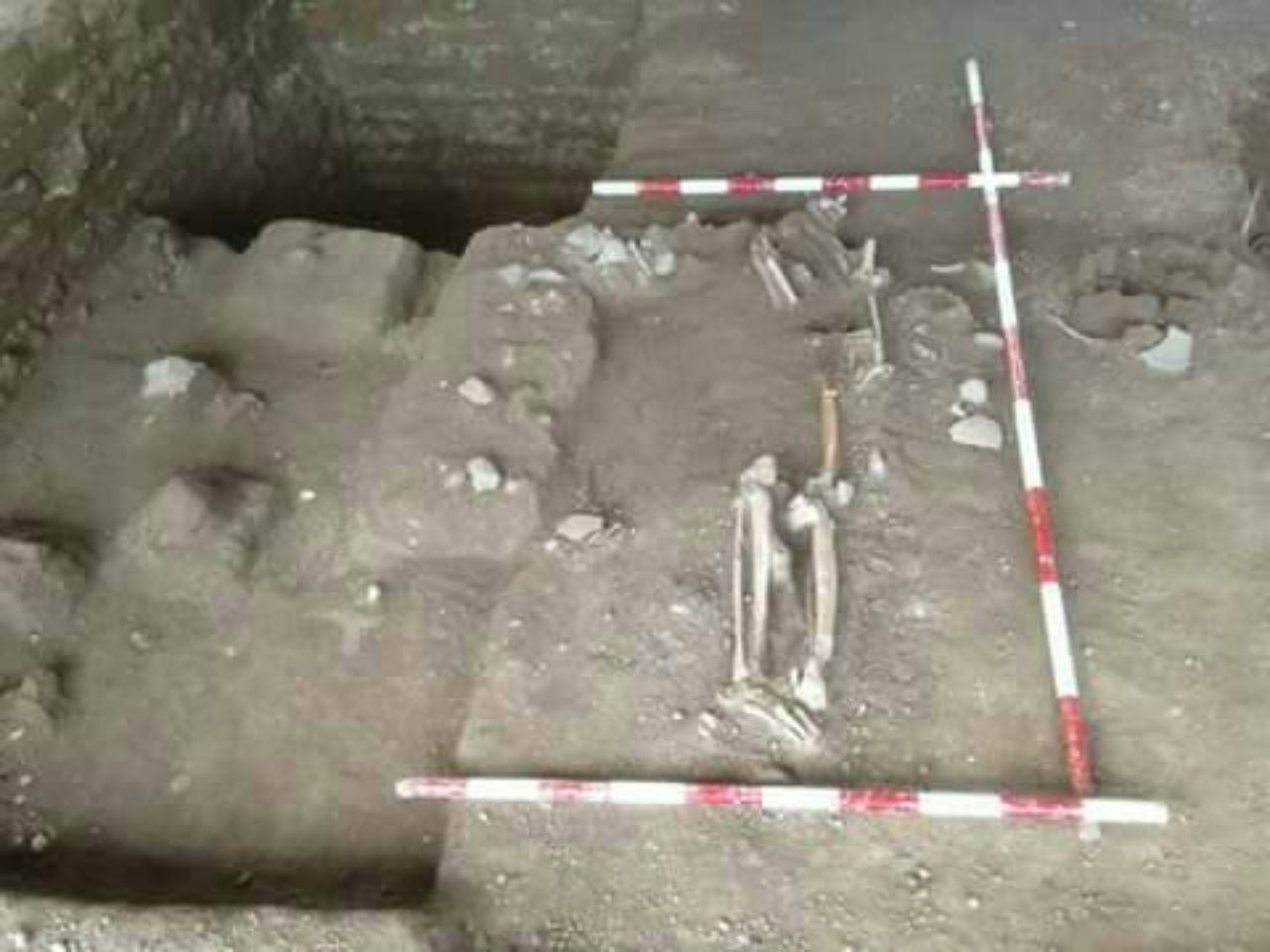 สภาพโครงกระดูก มีเครื่องปั่นดินเผาของชาวอยุธยา สมัยสมเด็จพระนารายณ์ วางบริเวณรอบๆ โครงกระดูก