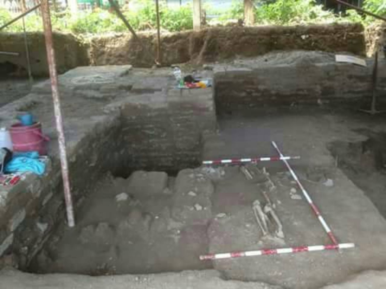 โครงที่ 2 สูงราว 140 ซม. ไม่มีศีรษะ หันไปทางทิศตะวันตก เข้าหาฐานโบสถ์