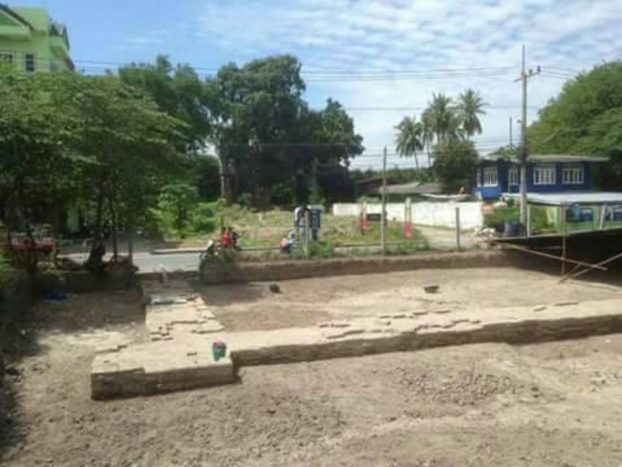 แนวฐานโบสถ์คริสต์ของฝรั่งเศส ที่เห็นในภาพ มีถนนที่สร้างในยุคปัจจุบันคั่นอยู่