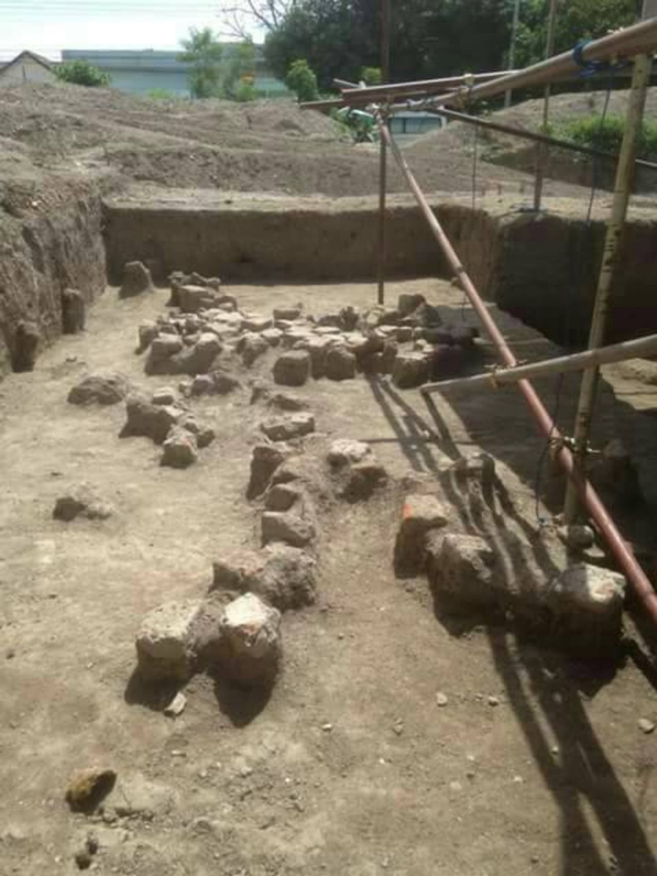 ครึ่งล่างของโครงกระดูกที่พบ อยู่ในวงล้อมรอบด้วยอิฐก่อเรียงกัน