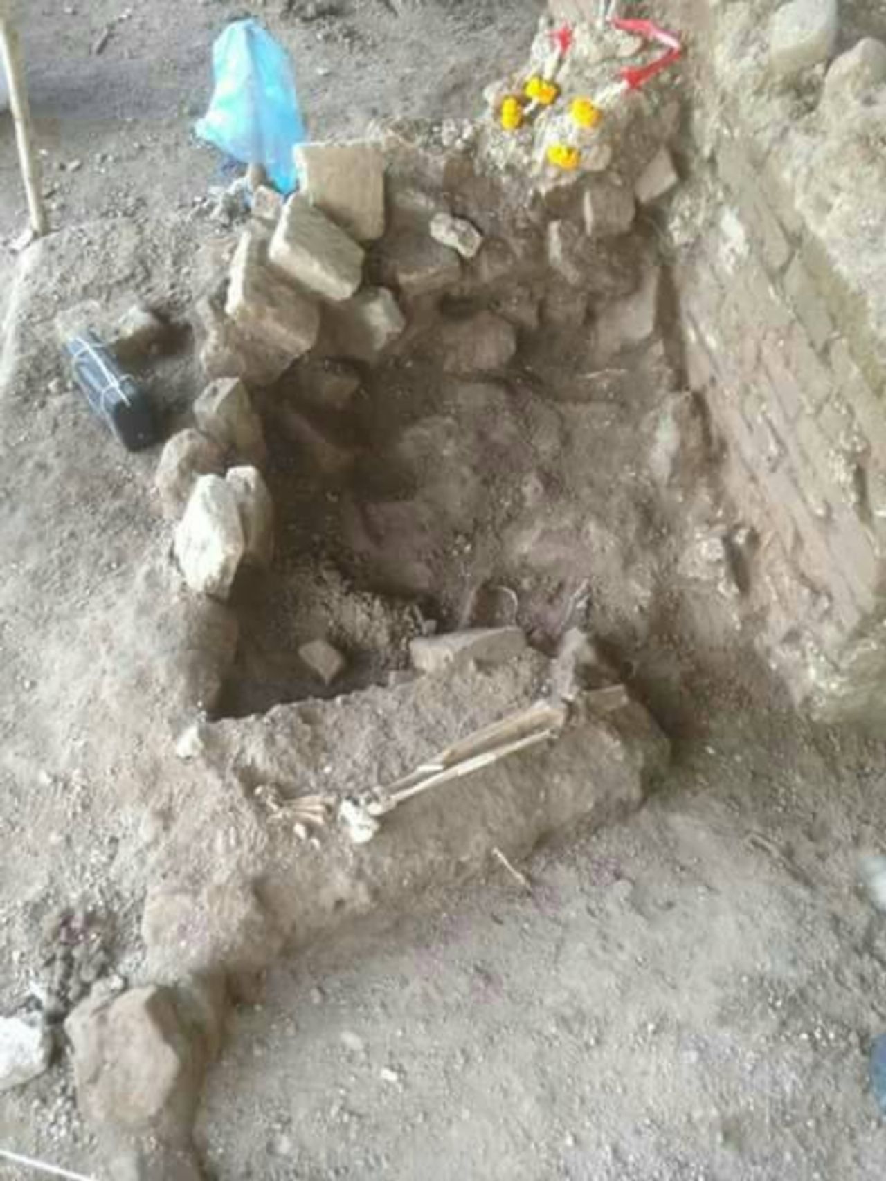 ส่วนขาอีกด้าน มีการนำขึ้นไปก่อน ปัจจุบันอยู่ที่สำนักศิลปากรที่ 4 ลพบุรี