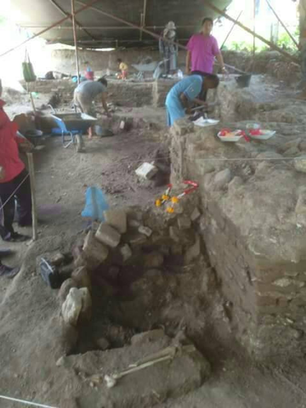 แนวฐานโบสถ์ ทิศตะวันออก พบส่วนครึ่งล่างโครงกระดูก