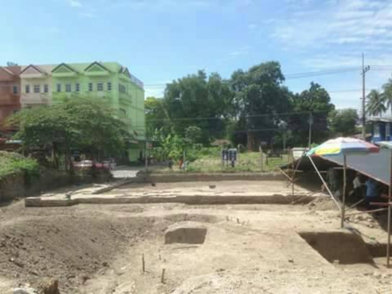 แนวฐานโบสถ์คริสต์ของฝรั่งเศส ที่เห็นในภาพ มีถนนที่สร้างในยุคปัจจุบันคั่นอยู่