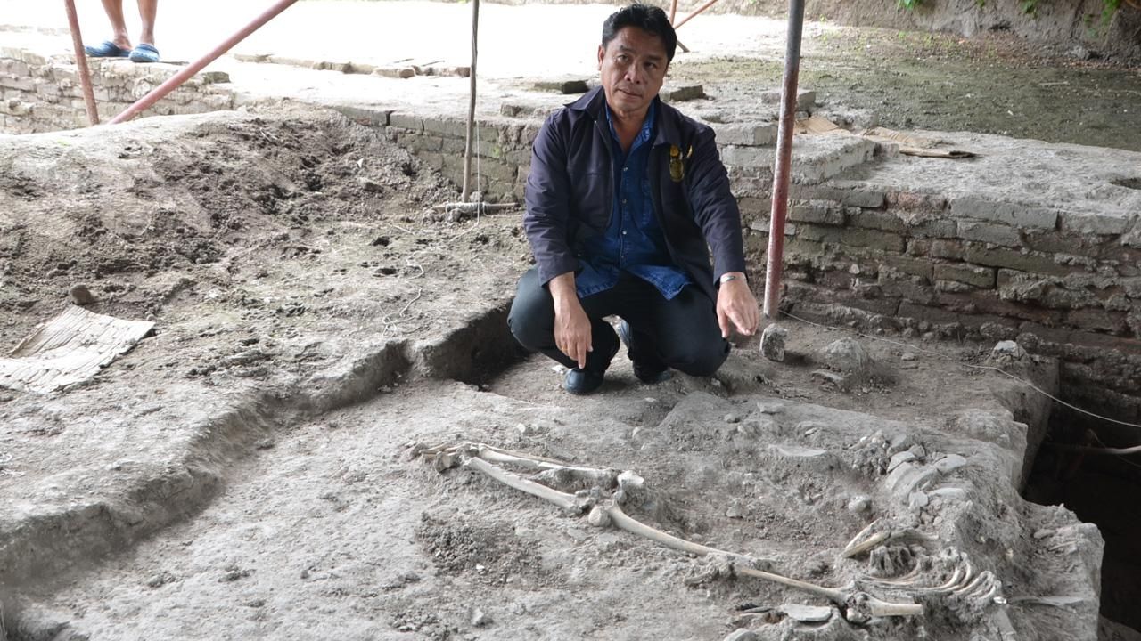 นายจารึก วิไลแก้ว ผู้อำนวยการสำนักศิลปากรที่ 10 นครราชสีมา กับโครงกระดูกที่คาดว่าจะเป็นฟอลคอน