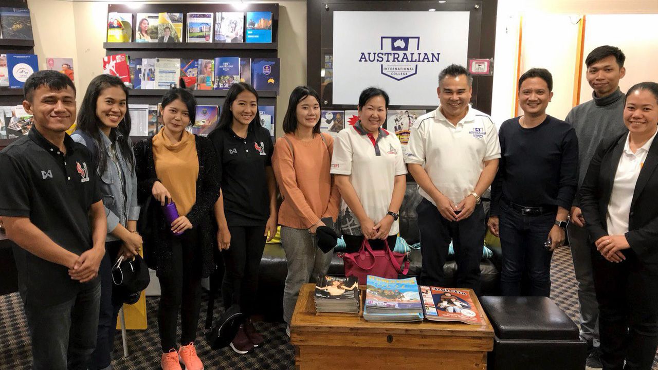 ทุนการศึกษา มาร์โก้-ทองพันธ์ มะลิวงษ์ ผู้บริหาร บ.ออสเตรเลียน เซ็นเตอร์ ซิดนีย์ ศูนย์แนะแนวการศึกษาต่อประเทศออสเตรเลีย สนับสนุนทุนเรียนภาษาอังกฤษ ที่สถาบัน NSW IEC ซิดนีย์ ให้แก่อาจารย์และนิสิต มศว 8 คน.
