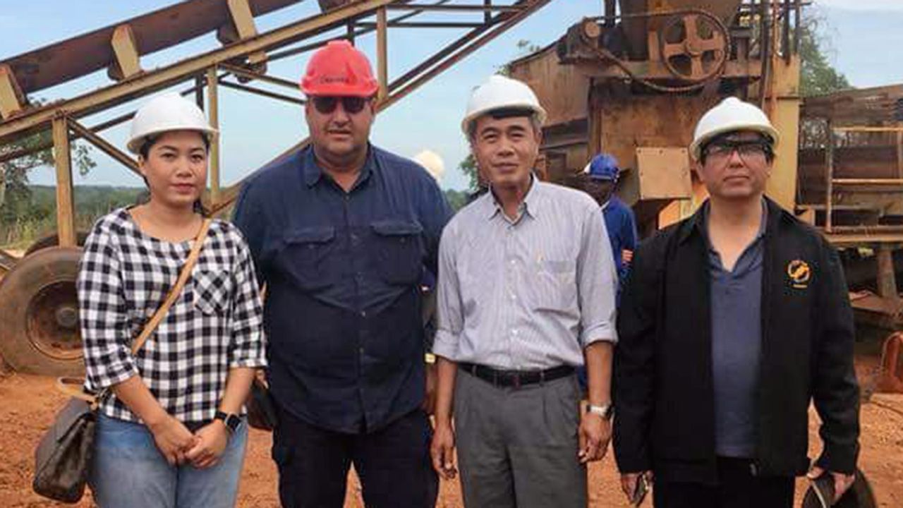 ชมเหมือง อภิรักษ์ แพพ่วง ทูตพาณิชย์ ณ กรุงพริทอเรีย แอฟริกาใต้ และ ชวนล ผิวนิล ผช.ทูตฝ่ายพาณิชย์ จาก สนง.ส่งเสริมการค้าในต่างประเทศ ณ กรุงพริทอเรียน ได้รับเชิญไปเยี่ยมชมเหมืองทับทิม ที่ประเทศโมซัมบิก.