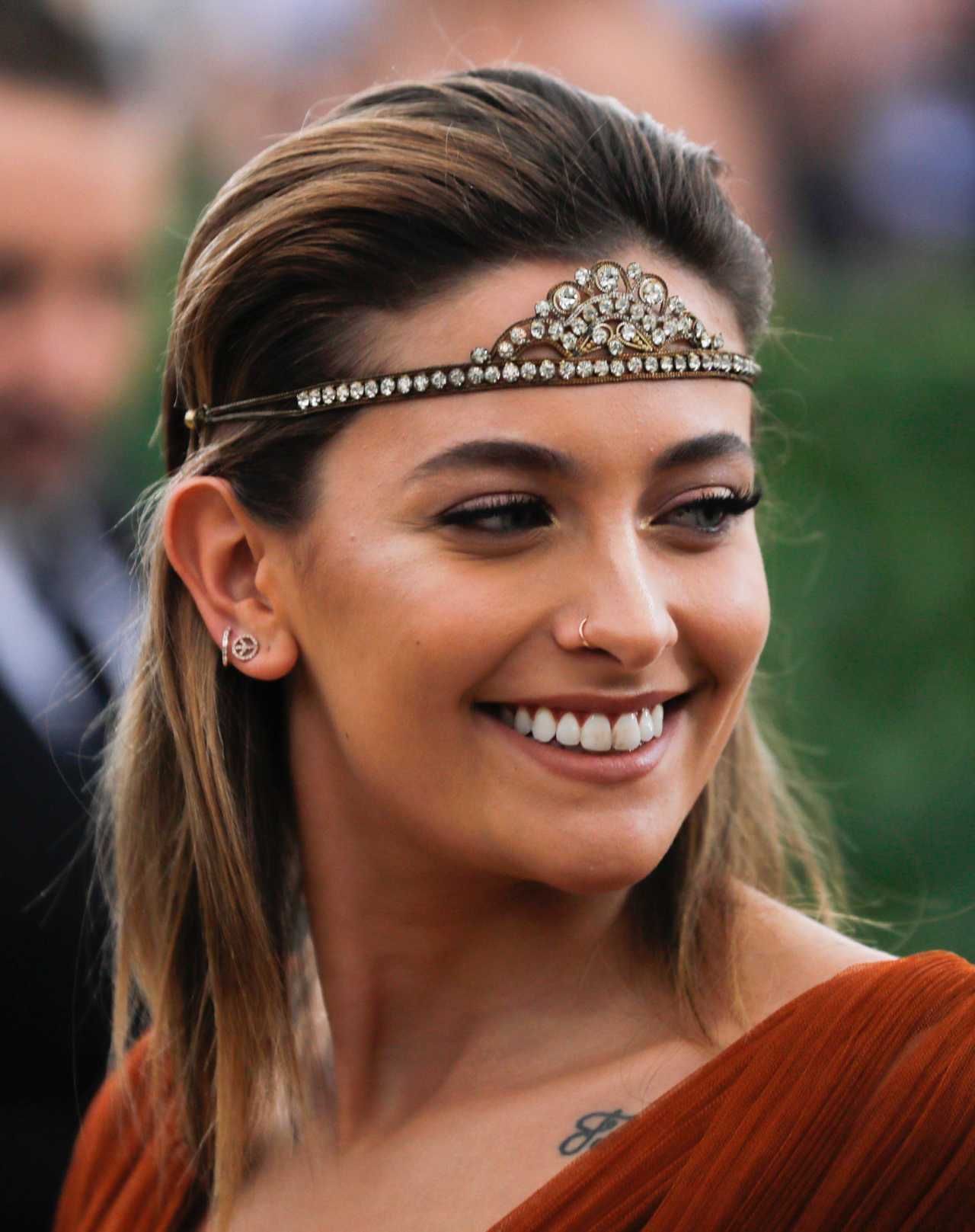 ยิ้มสวยๆ จาก ปารีส แจ็คสัน ลูกสาวอดีตราชาเพลงป๊อป ไมเคิล แจ็คสัน