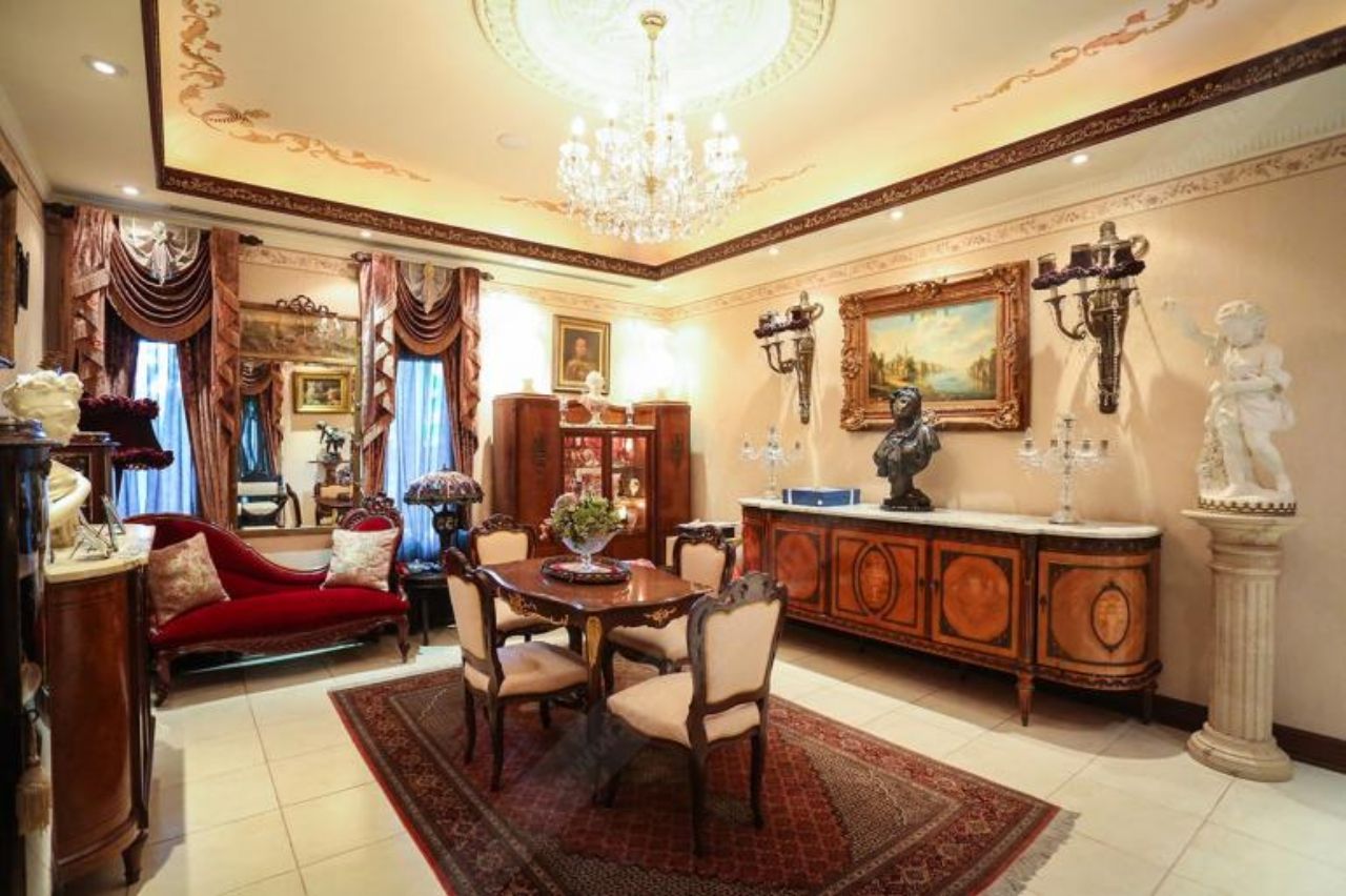 โคลัมบัส (Columbus) - ห้องรับแขกด้านหน้าที่ตกแต่งสไตล์สเปน