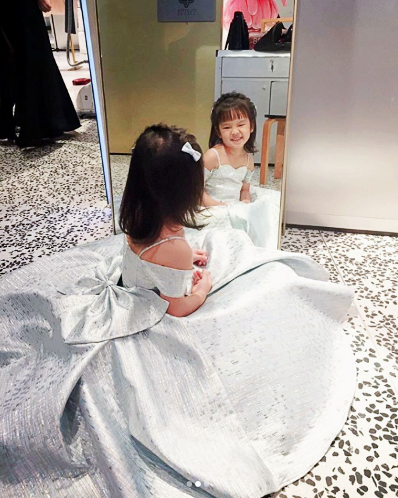 แอบแชะเล่นกับกระจก