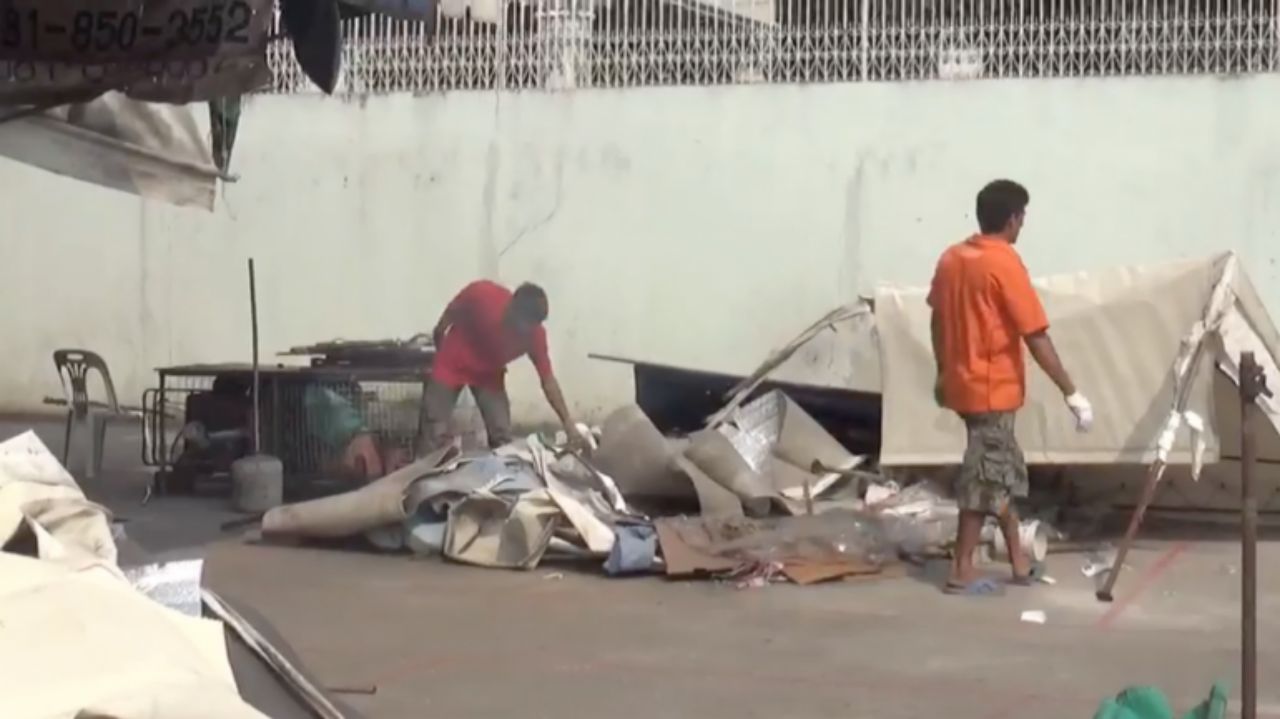 วันที่ 26 ก.พ. 61 กลุ่มผู้ค้าทยอยเก็บอุปกรณ์ขายของออกจากตลาด