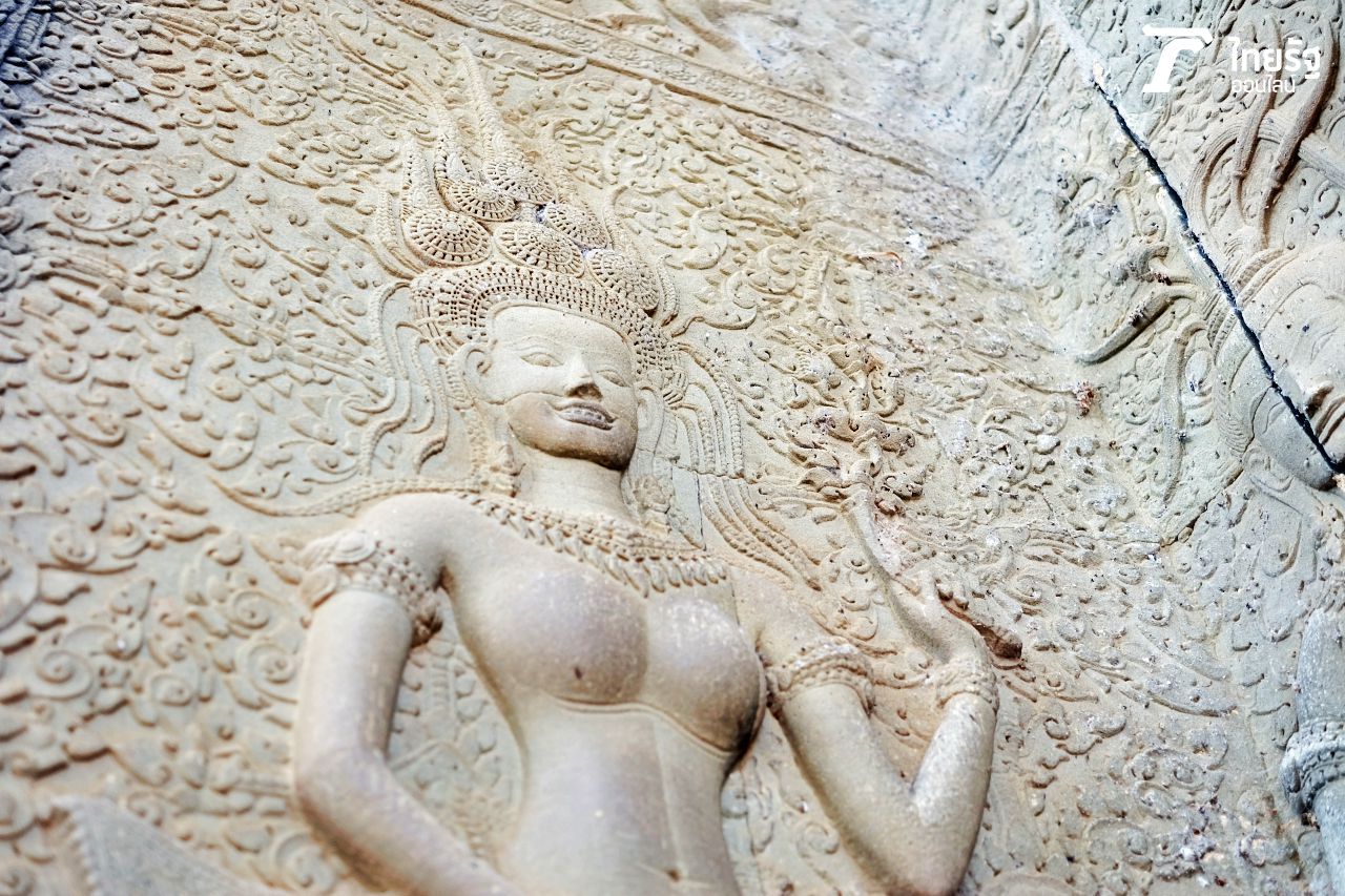 รูปแกะสลักผู้หญิงในสมัยขอม