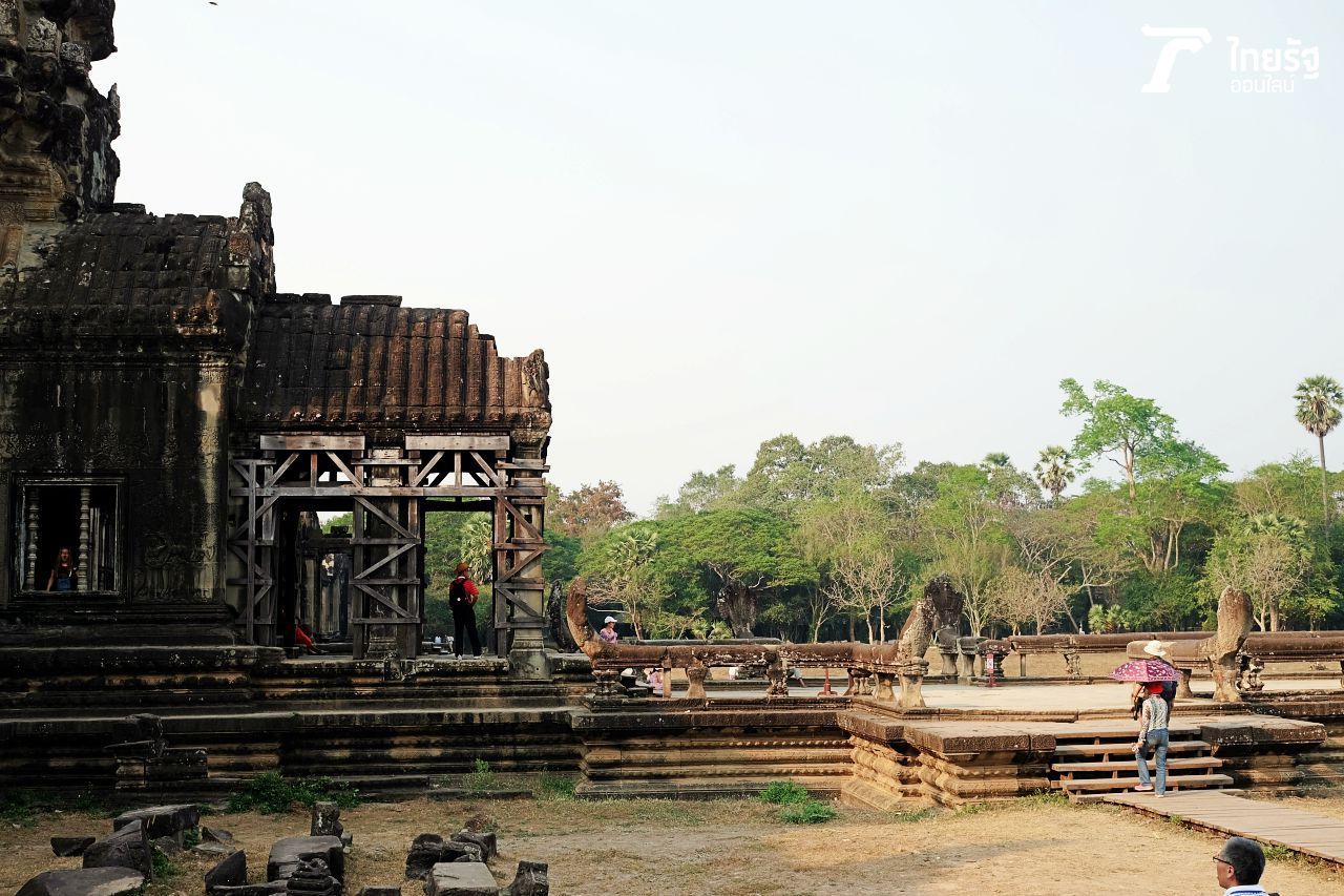 นครวัด เต็มไปด้วยลิง