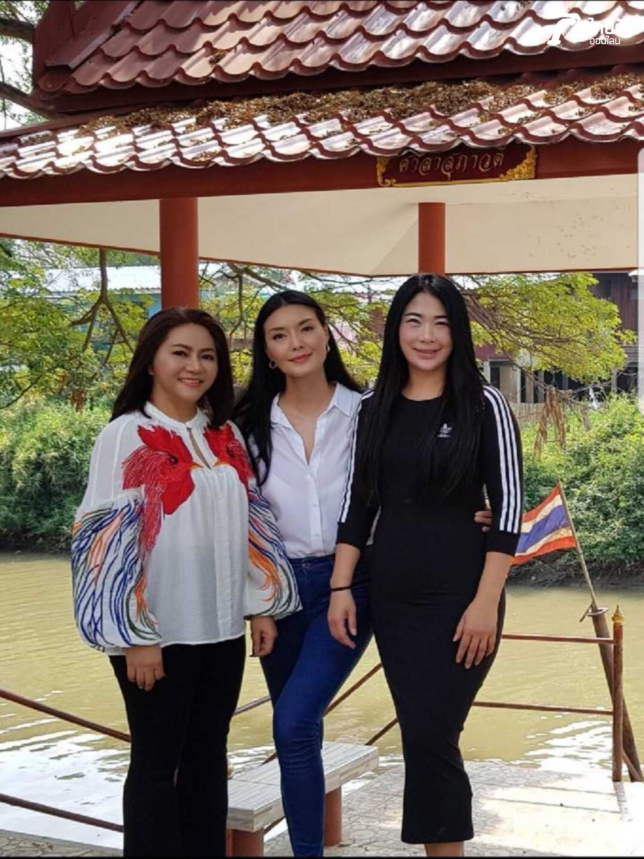 (ซ้ายมือสุด) อ๊อฟ นัฐวรรณ กมลสินธุ์ (คนกลาง) ลูกหมี รัศมี และสังเกตป้ายด้านบนสุด ป้ายสุภาวดี คนขวาสุดเสื้อดำ คือสาวใหญ่ใจบุญ ผิง สุภาวดี ทัพมาลัย ที่มาร่วมบริจาคสร้างศาลาริมน้ำ ทางวัดเลยตั้งชื่อให้เป็นชื่อ สุภาวดี 