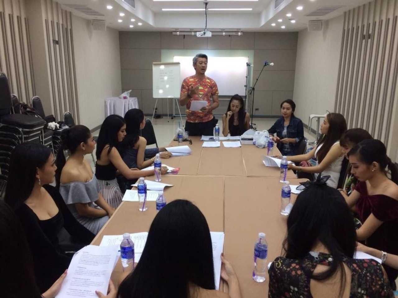 (ยืนกลาง) เต้ ธนกฤต กิตติธรรมกูล ผู้อำนวยการกองประกวดมิสแกรนด์อยุธยา 2018