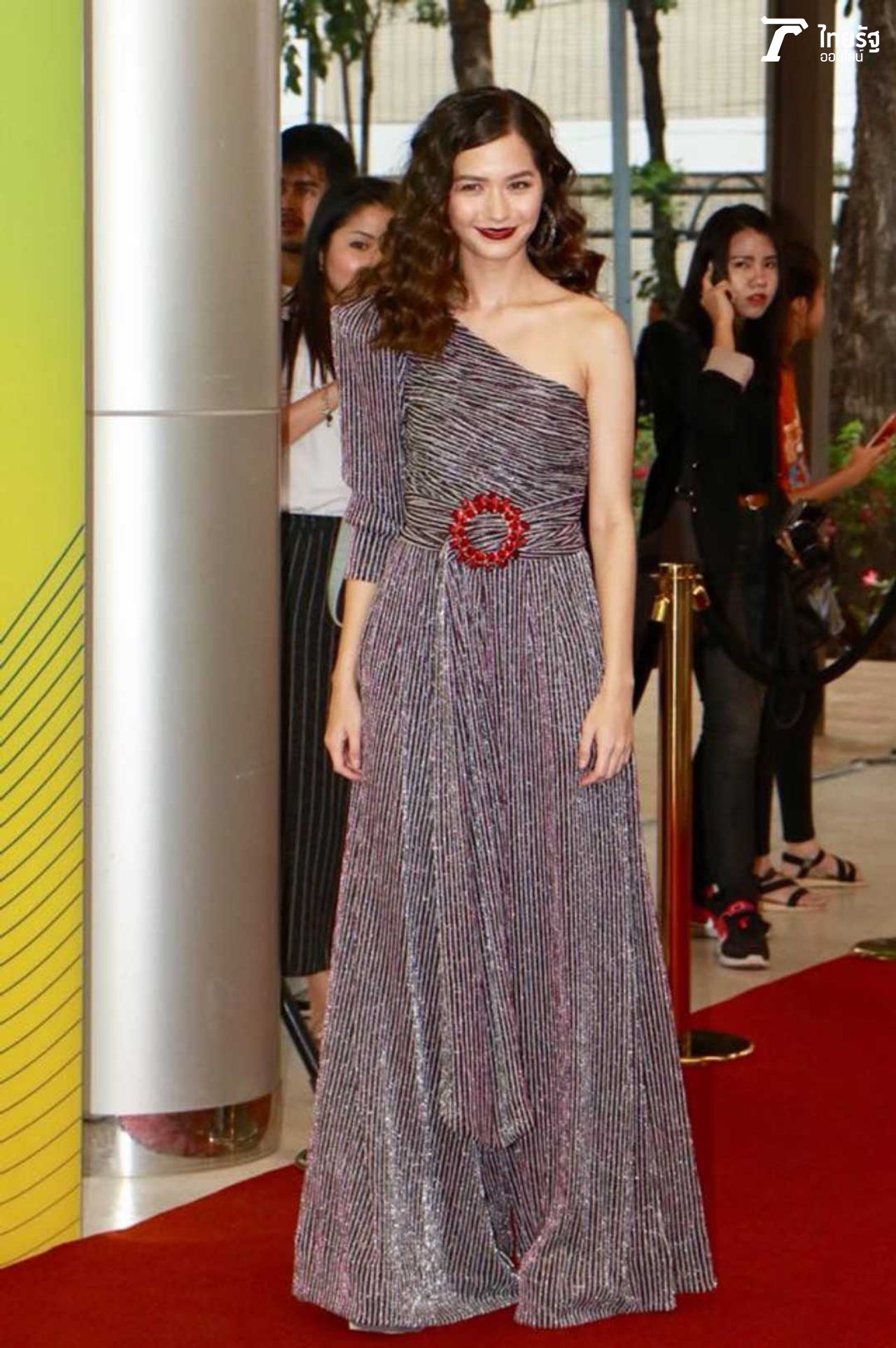 โชว์ไหล่นวลเนียน ส่วนเข็มขัดแดงใหญ่ก็น่าสนใจพอสมควร วี วิโอเลต จากหนังดายทูมอร์โรว์ Die Tomorrow