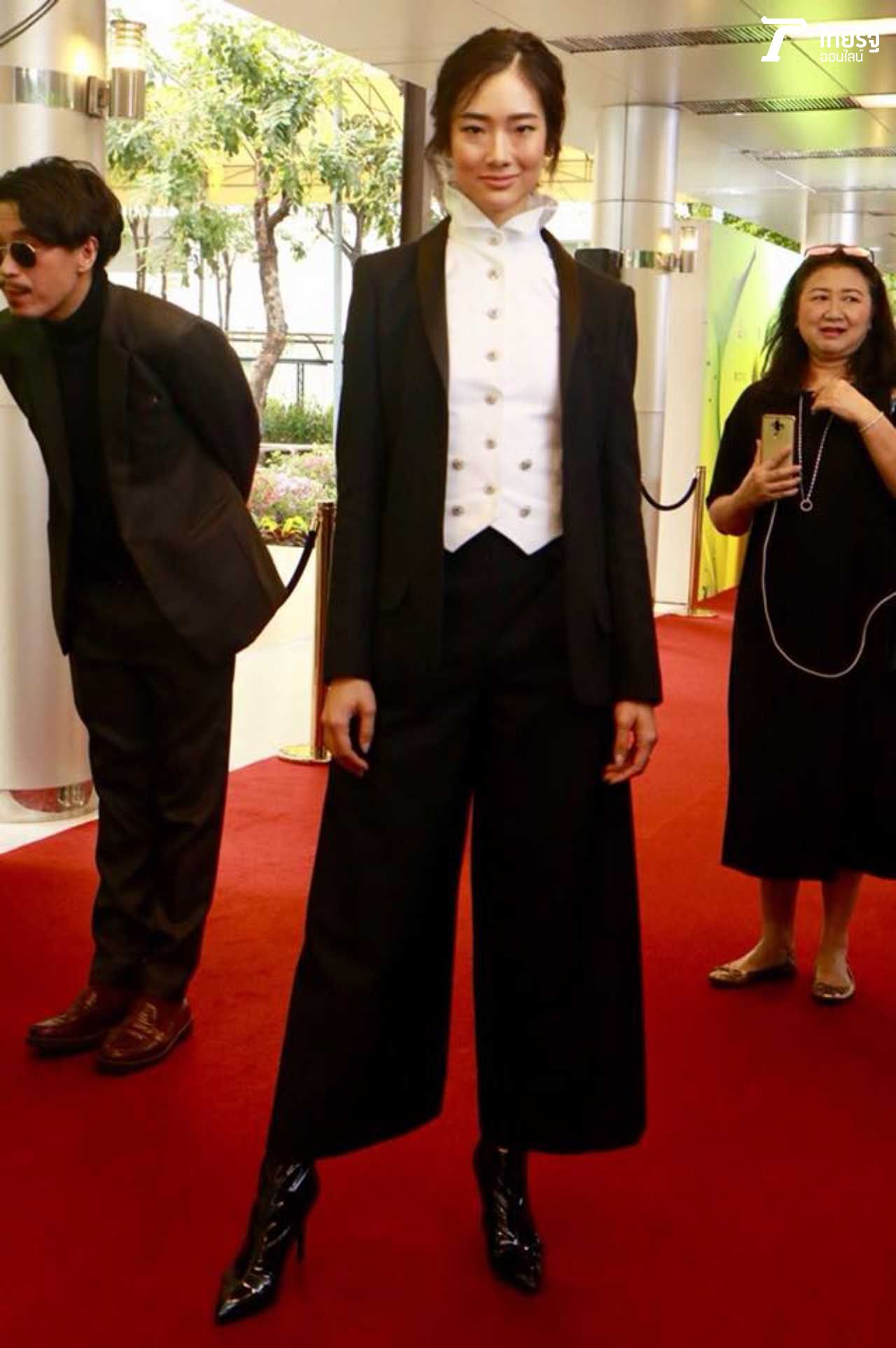 มาแบบแมนๆ ออกแบบ ชุติมณฑน์ ครูพี่ลิน จากหนัง ฉลาดเกมส์โกง ชุดนี้คนอื่นใส่อาจเดี้ยงได้ แต่ออกแบบ รอดได้ชิลๆ 