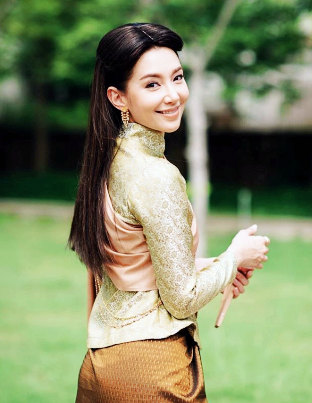 สวยใสร่าเริงไปอีก