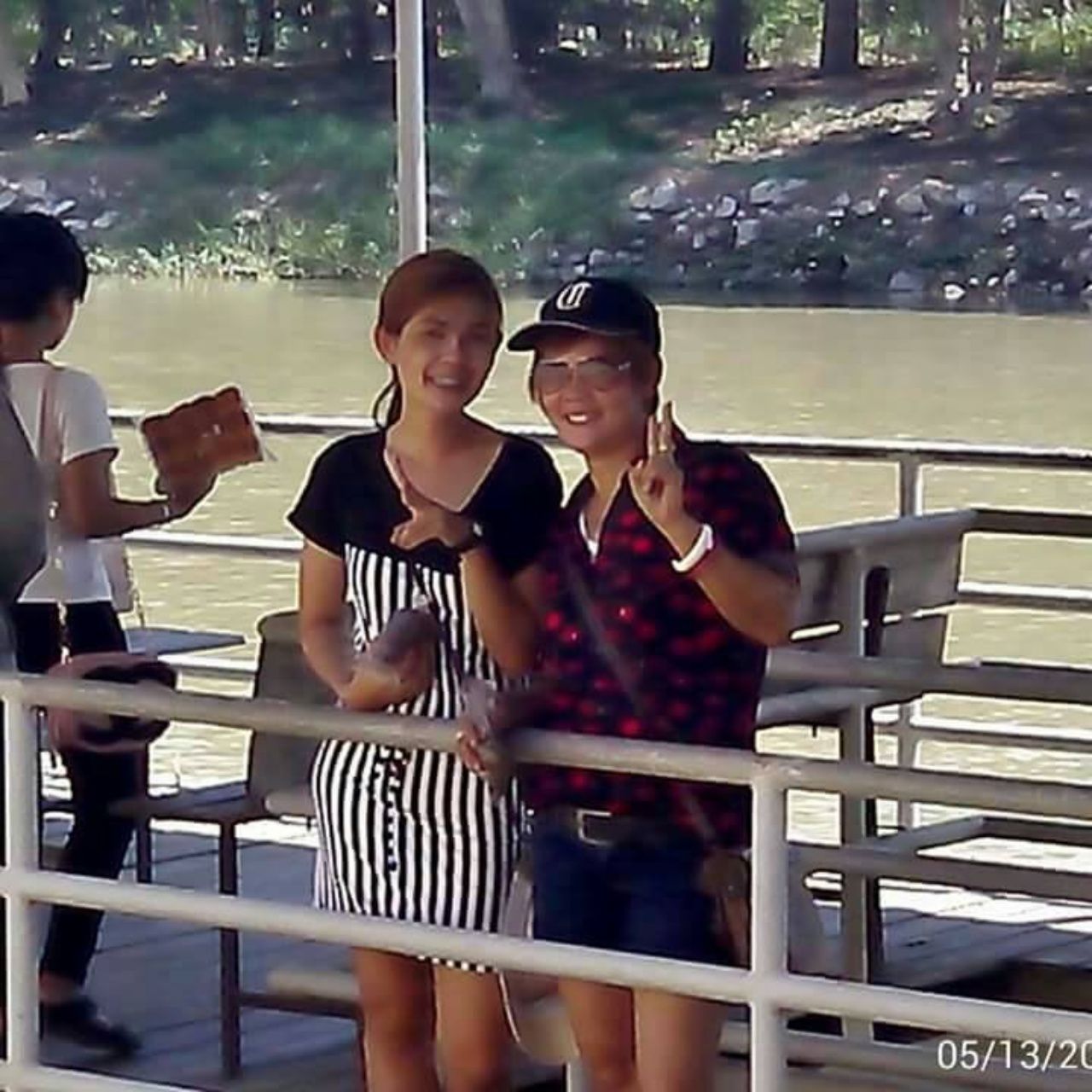 ภาพสุดท้ายไปไหว้พระด้วยกันในวันอาทิตย์ ก่อนที่น้องพลอยจะหายตัวไปคืนวันพุธที่ 21พ.ค. 57 เวลา 20.15 น.