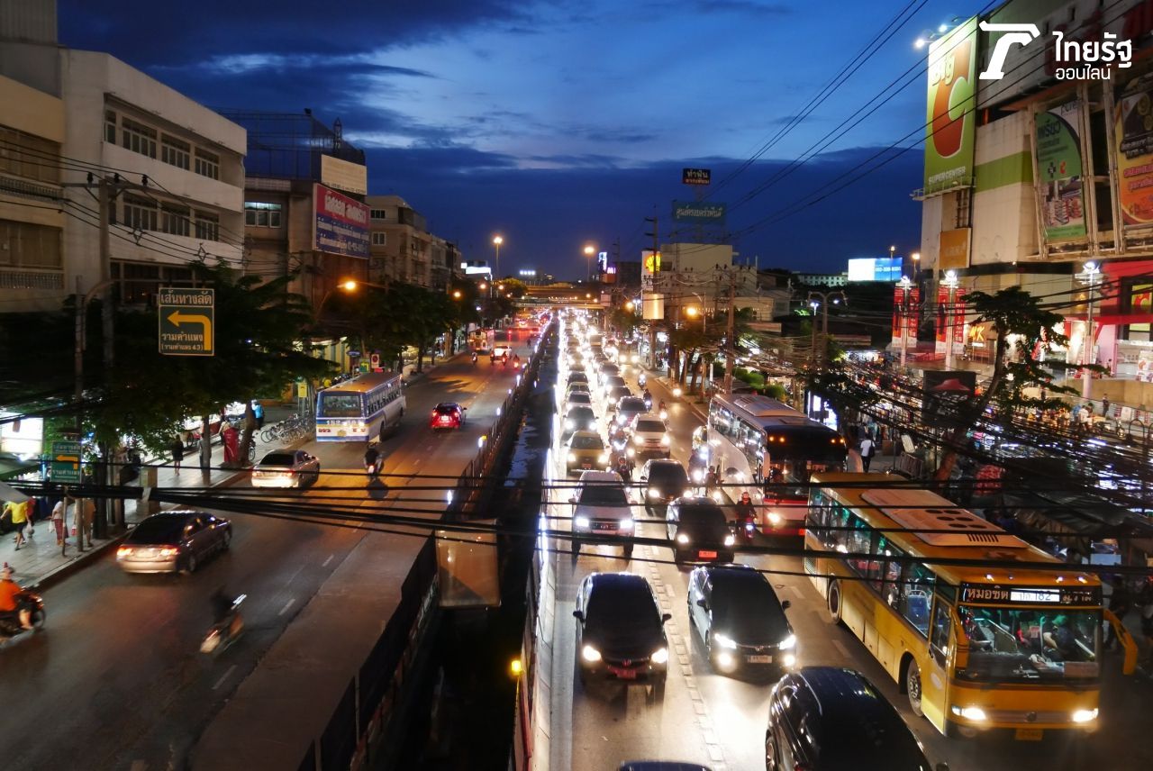 จากจุดนี้รถติดยาวไป 2 กม.