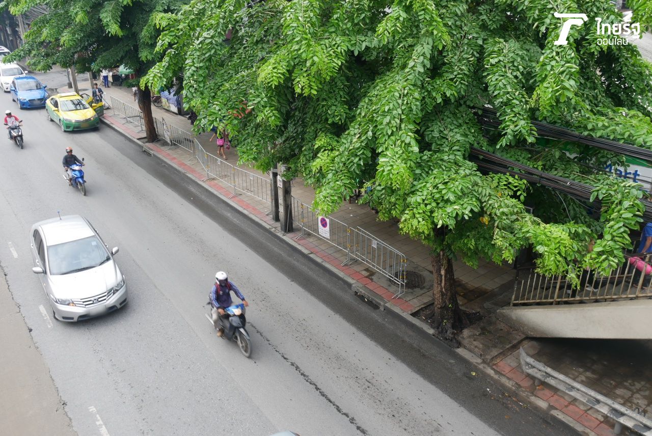 ป้ายรถเมล์ฝั่งตรงข้ามบิ๊กซีลาดพร้าวถูกยกเลิก เพราะเป็นสาเหตุหนึ่งที่ทำให้รถติด