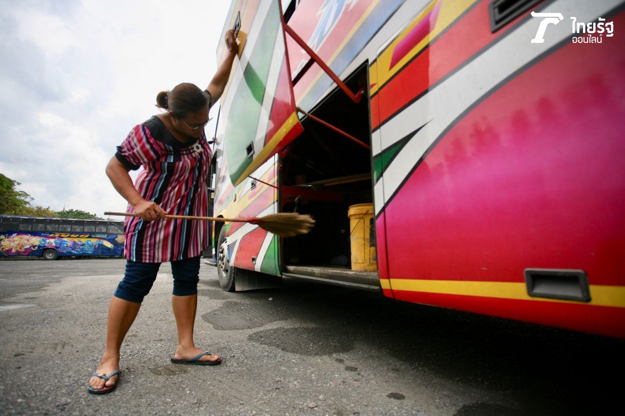 อาชีพปัจจุบันของเธอ คือ เด็กทำความสะอาดรถทัวร์