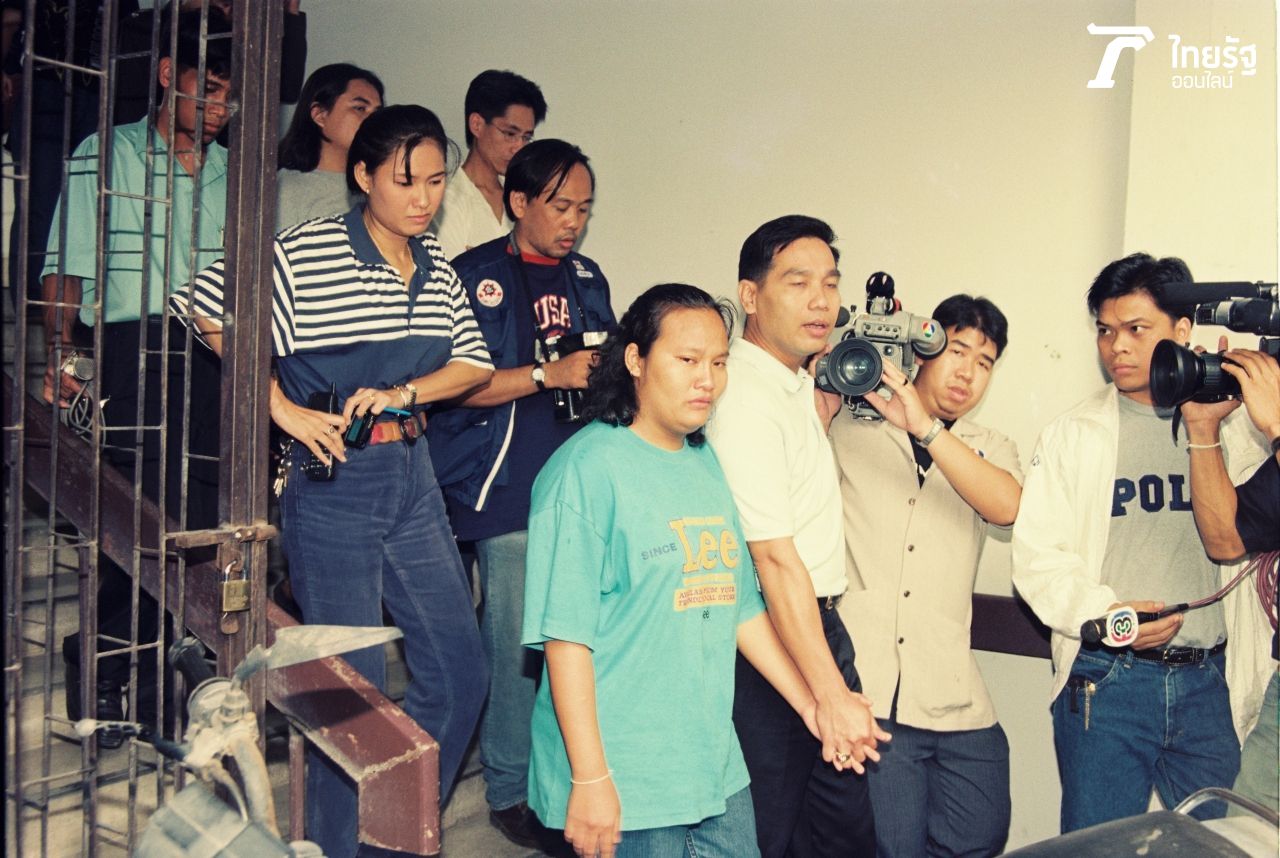 ตำรวจ สน.ดุสิต นำตัวหม่อมลูกปลาไปฝากขังที่ศาลอาญาใรคดีวางยาพิษฆ่าท่านชายกบ จนสิ้นชีพิตักษัย โดยไม่มีใครประกันตัว