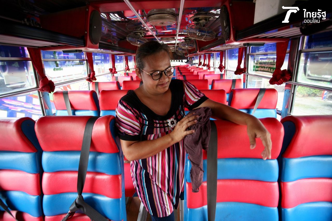 อาชีพปัจจุบันของเธอ คือ เด็กทำความสะอาดรถทัวร์