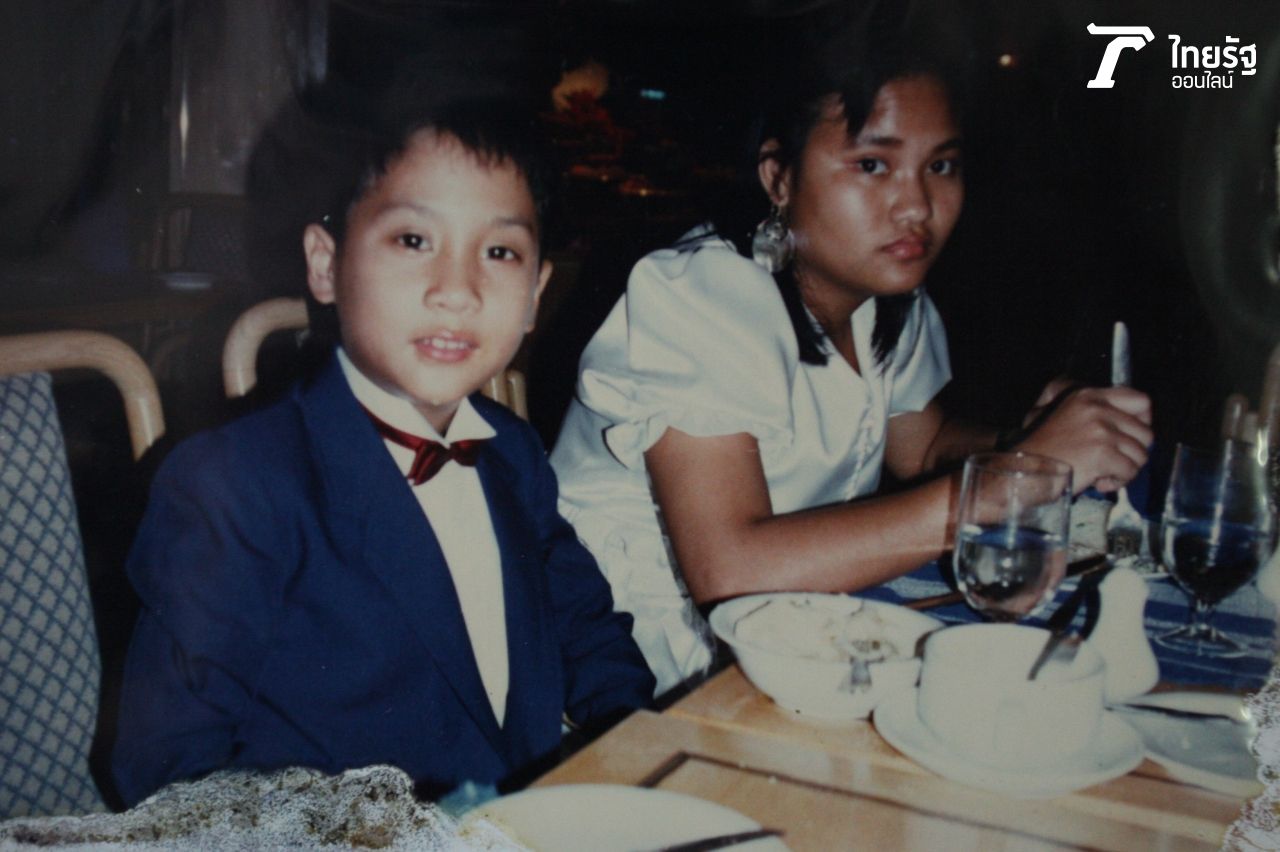 สาวน้อยขวาสุด คือ หม่อมลูกปลา