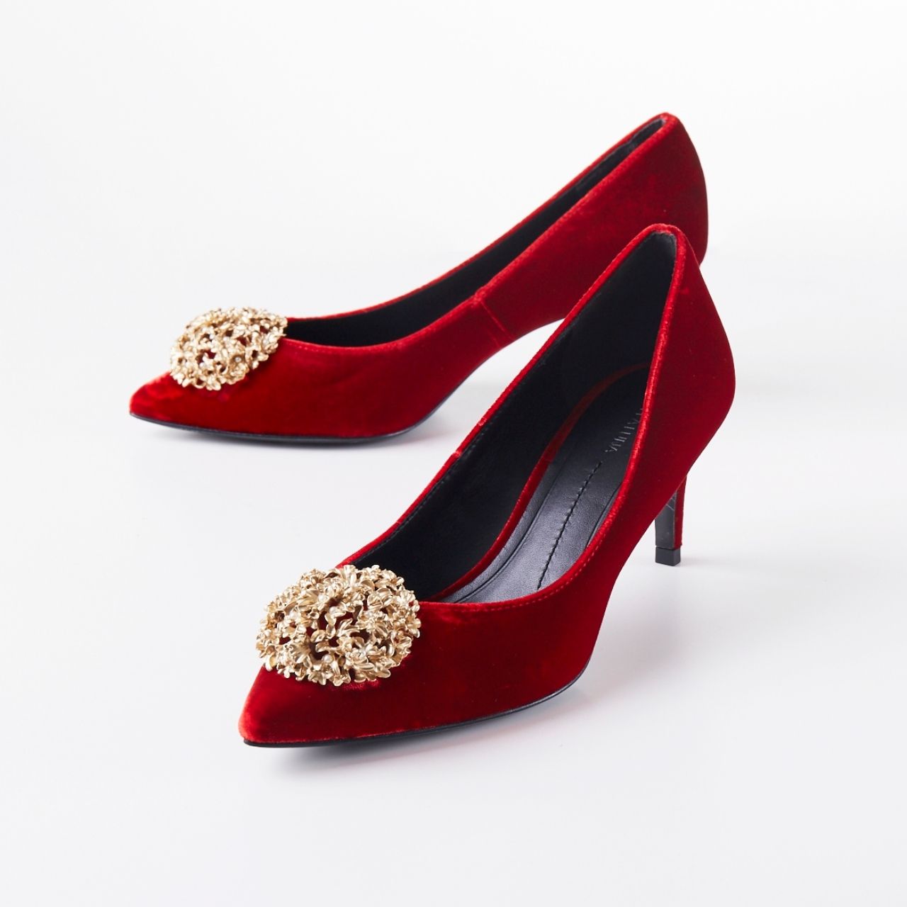 ตัวอย่างรองเท้าที่เหมาะกับสาวรูปเท้าเรียวยาวได้รูป